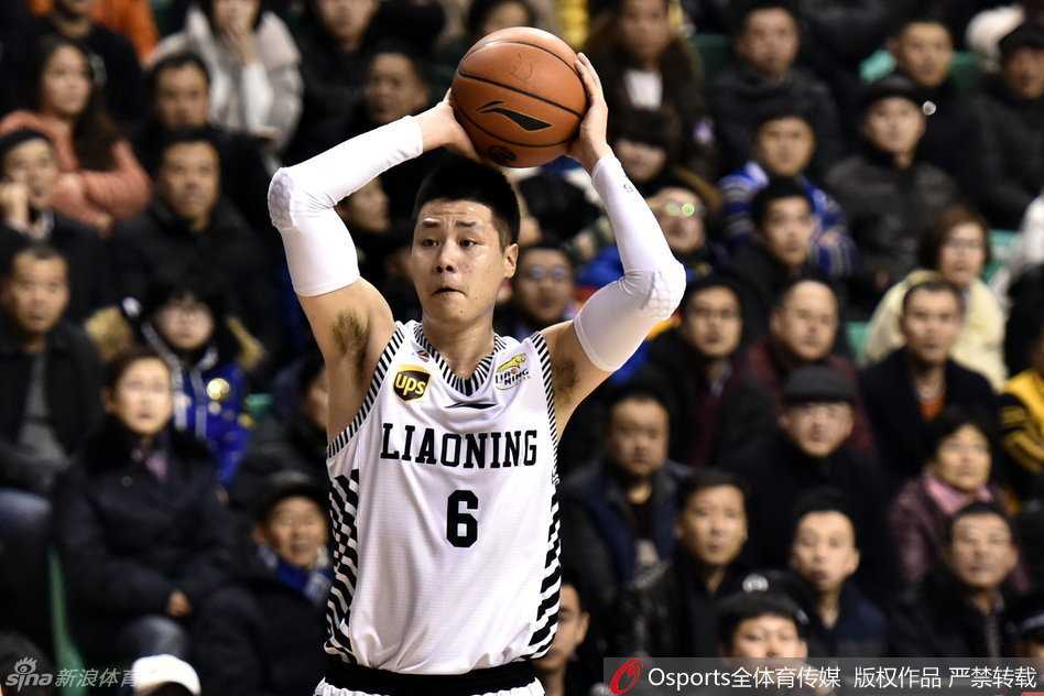 郭艾伦鬼魅般的突破上篮，在空中巧妙地闪躲封盖，用超强的核心力量将球稳稳送入篮筐，展现了顶级的终结能力。