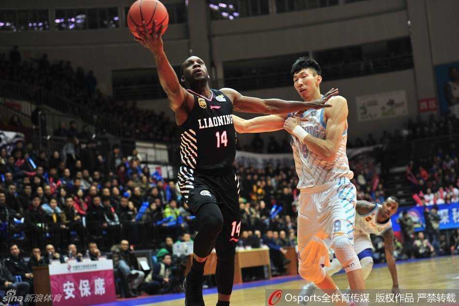 周琦高高跃起执行罚篮，修长的身躯在篮下如同高塔，皮球划出柔和的弧线直奔篮心