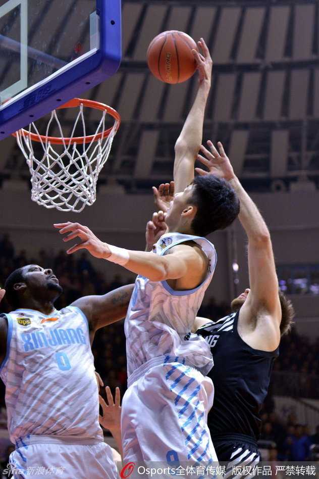 辽疆大战风云再起:郭艾伦犀利突破撕防线,周琦遮天蔽日连环帽 周琦遭遇辽宁队双人包夹,李晓旭和贺天举高高跃起形成合围之势,试图用血肉之躯阻挡这位中国男篮未来的核心。