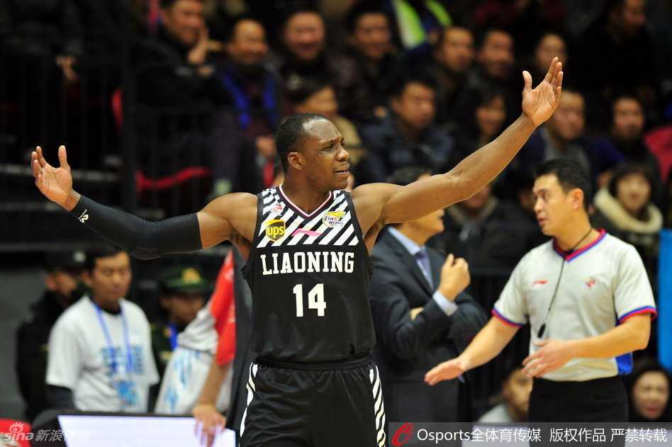 辽疆大战风云再起:郭艾伦犀利突破撕防线,周琦遮天蔽日连环帽 周琦高高跃起送出钉板大帽,他像一座移动的长城将辽宁队的上篮死死按在篮板之上,展现出恐怖的防守覆盖面积。