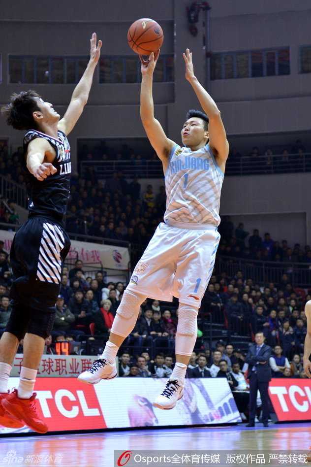 辽疆大战风云再起:郭艾伦犀利突破撕防线,周琦遮天蔽日连环帽 韩德君与周琦在篮下全力拼抢,贺天举也飞身加入战局,三人同时起手争抢皮球,这场内线肉搏战点燃了全场球迷的热情。