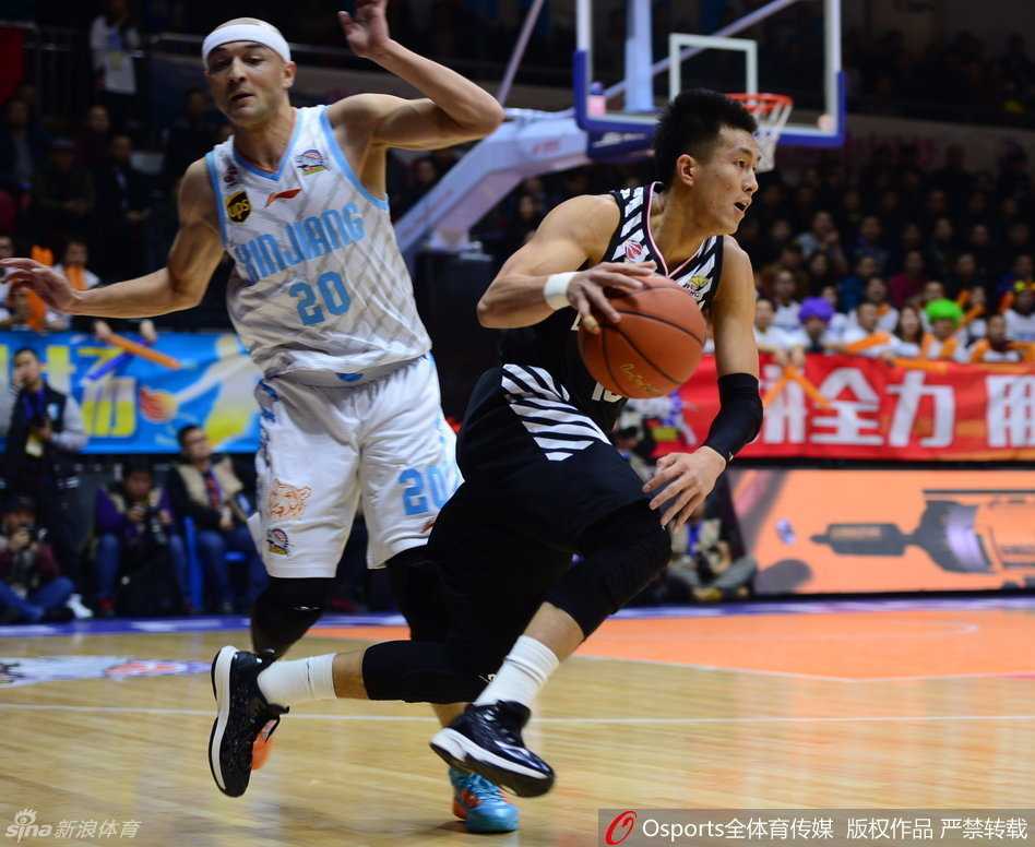 辽疆大战风云再起:郭艾伦犀利突破撕防线,周琦遮天蔽日连环帽 布莱切利用宽厚的身体在篮下强行上篮,面对韩德君的贴身防守,他依然展现出柔和的手感,将球稳稳放入篮筐。