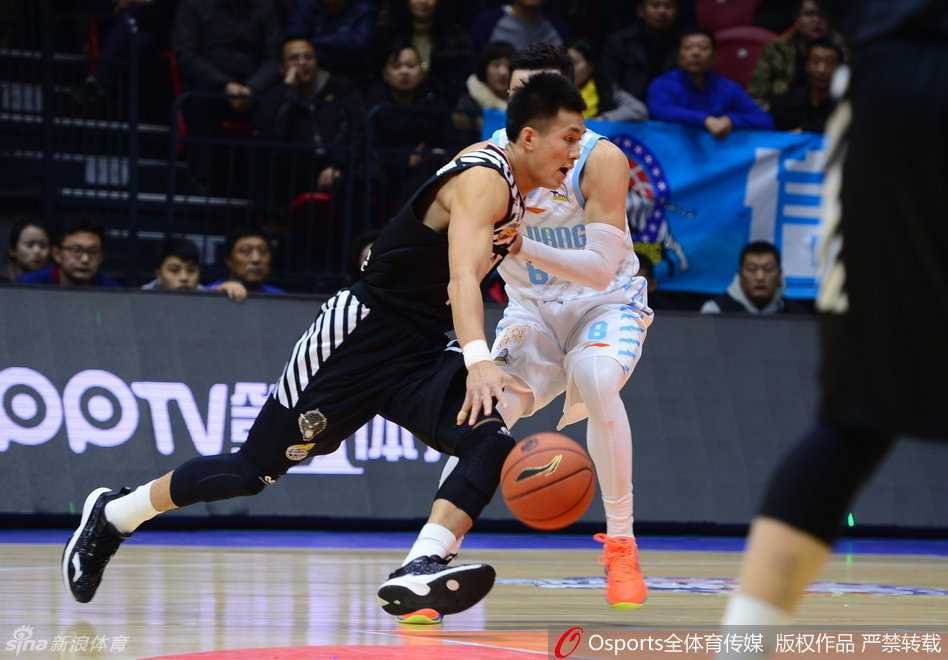 辽疆大战风云再起:郭艾伦犀利突破撕防线,周琦遮天蔽日连环帽 辽宁队的快攻旋风由郭艾伦发起,他压低重心如一道闪电瞬间撕裂新疆队的防线,西热力江即便全力回追也难挡其锋芒。