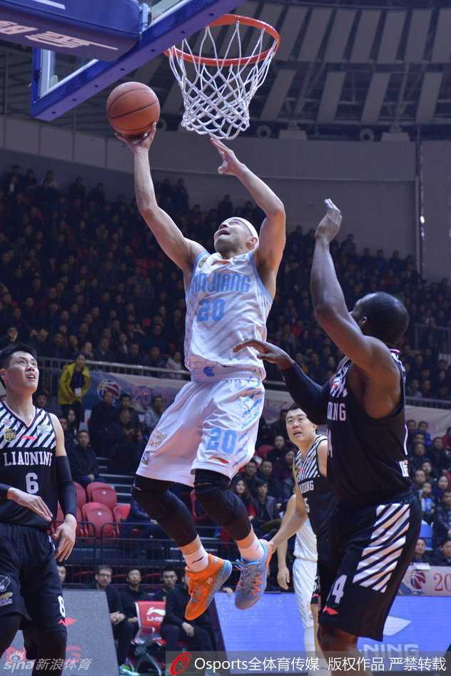 辽疆大战风云再起:郭艾伦犀利突破撕防线,周琦遮天蔽日连环帽 李根在刘晓宇的严防下使出标志性的后仰跳投,身体在空中完全舒展,他用强壮的身躯挤出投篮空间,展现出万花筒般的进攻技巧。