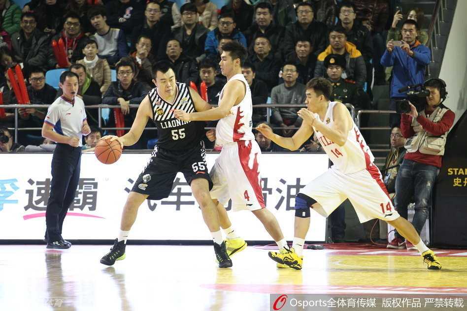 贺天举外线果断出手远投，篮球在空中划出完美弧线，手起刀落，三分入网瞬间点燃全场。