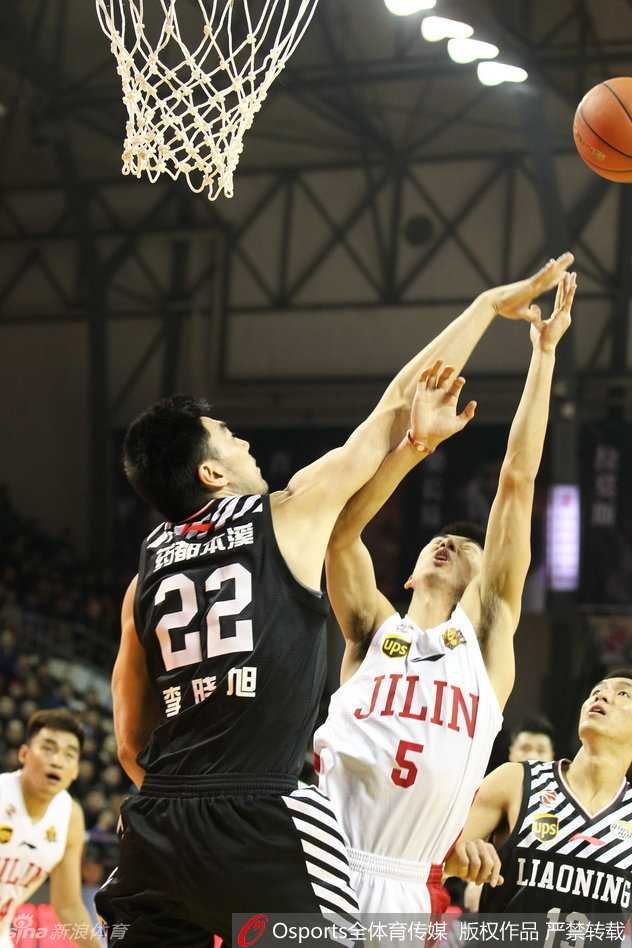 韩德君张开双臂，用庞大的身躯死死挡住马库斯的突破路线，上演了一出精彩的巨人防守。