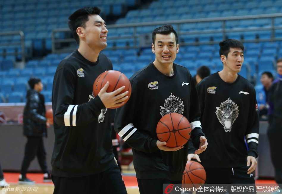 辽篮严冬锻造尖兵:郭士强铁腕治军,众将挥汗蓄力新篇 训练馆的角落,一位被罚站的球员将自己裹得严严实实,面壁思过,背影里透露出一丝倔强与反思。