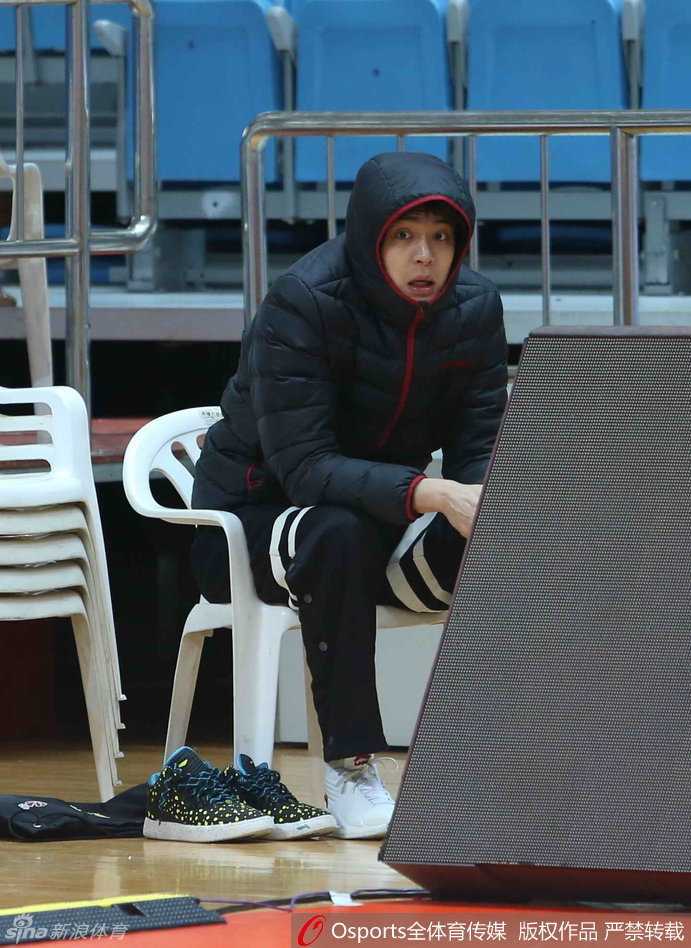 辽篮严冬锻造尖兵:郭士强铁腕治军,众将挥汗蓄力新篇 一位颜值颇高的辽篮队员在训练间隙回眸,额头上的汗珠晶莹剔透,微微一笑,堪称训练馆里一道亮丽的风景线。