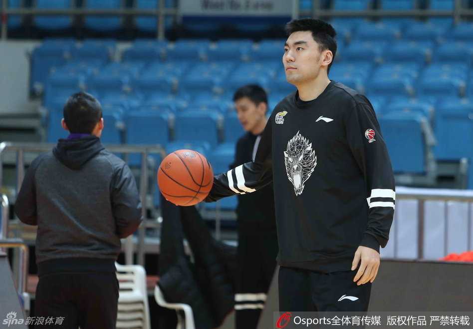 辽篮严冬锻造尖兵:郭士强铁腕治军,众将挥汗蓄力新篇 李晓旭在一次拼抢中霸气十足,肌肉线条在对抗中紧绷,展现出“举哥”在内线无人能挡的硬汉本色。