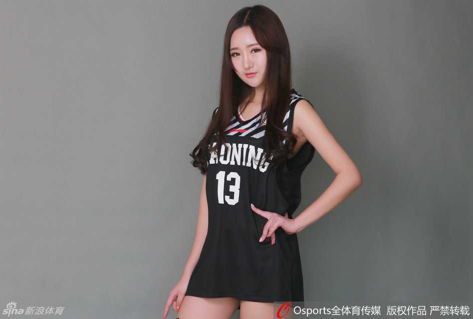 辽篮主场啦啦队秀战袍力挺郭艾伦 辽宁本溪再胜广东夺赛点 辽篮宝贝们身着黑色性感演出服,在本溪主场中央一字排开,她们手举郭艾伦的13号战袍,用最热情的舞蹈为球队核心加油助威。