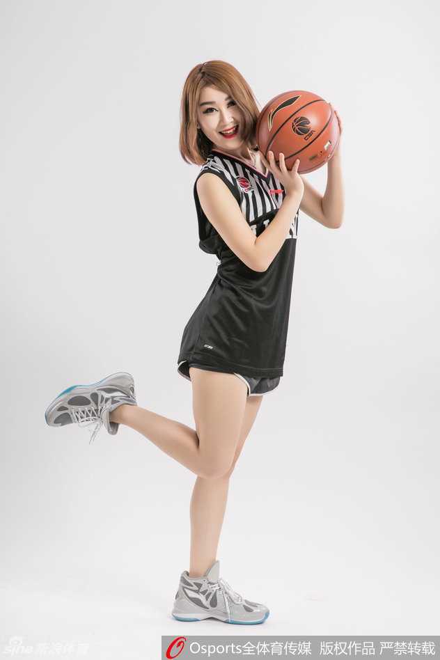 青春洋溢的辽宁宝贝们身着亮黄色战袍，在场地中央排开整齐队形，以招牌式的甜美笑容迎接总决赛第二场的关键战役。