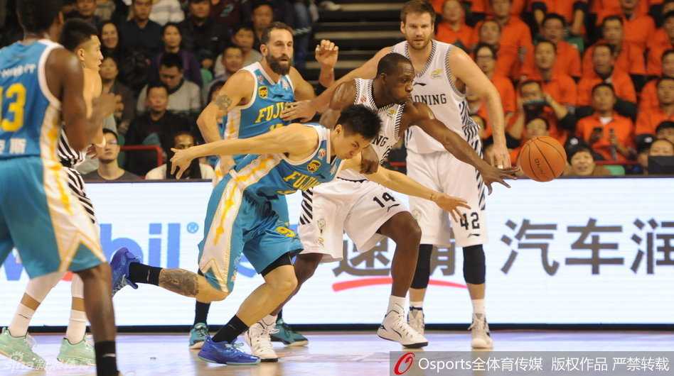 辽篮主场惜败福建:郭艾伦与王哲林的内线肉搏引爆全场激情 韩德君仰天长啸怒吼,青筋暴起,心中的不甘与对胜利的渴望全写在脸上