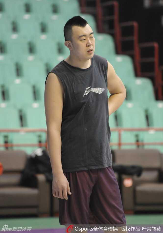 辽篮二零一六:那些疼痛、坚守与希望的交织瞬间 韩德君在训练间隙独自坐在场边发呆,沉重的压力和体能消耗让这位铁汉也露出了疲态。