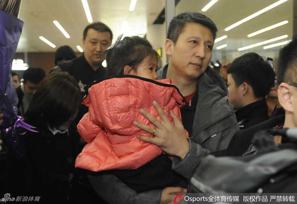 辽篮众将士凯旋归,球迷接机热情高 凯旋而归的辽篮主帅郭士强,怀抱自己可爱的女儿,脸上洋溢着铁汉柔情的幸福笑容。一旁的弟子们也被这温馨的一幕感染,眼神中充满了喜悦与放松。