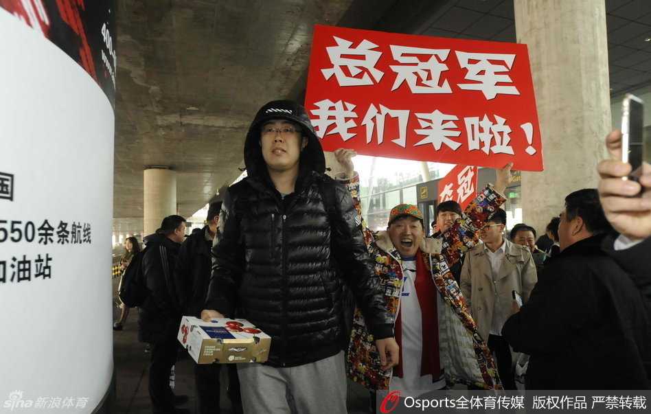 辽篮众将士凯旋归,球迷接机热情高 功勋外援哈德森与兰多夫享受着球迷的欢呼,边走边用手机记录这难忘的接机盛况。球迷们伸出手臂,只为与心中的英雄击掌庆贺。