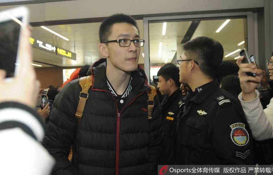 辽篮众将士凯旋归,球迷接机热情高 队长杨鸣、内线支柱韩德君、廉明以及伤愈归来的李晓旭一同走出通道。几人面带微笑,边走边聊,举手投足间透露着老友间的默契,面对球迷的呼喊挥手致意。