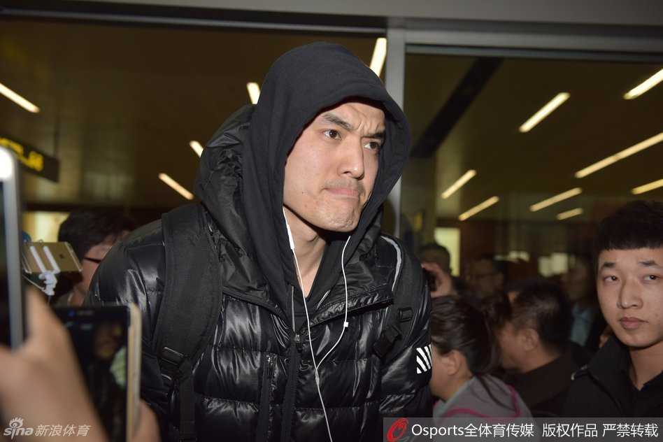 辽篮众将士凯旋归,球迷接机热情高 锋线尖刀贺天举与刘志轩低调现身,却依然被眼尖的球迷认出。两人面带轻松笑意,向远处支持他们的球迷挥手示意,仿佛在说: