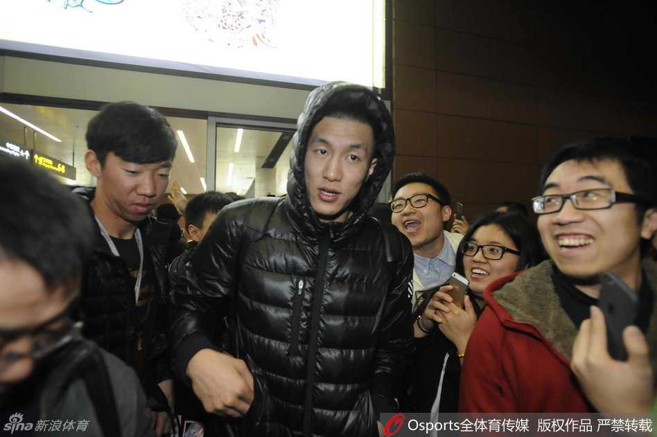 辽篮众将士凯旋归,球迷接机热情高 辽篮核心后卫郭艾伦被人群团团围住,人气爆棚。尽管面露疲态,但他依然耐心地满足着球迷的签名需求,身旁是队友们善意的笑容和球迷们兴奋地高举手机记录这珍贵一刻。