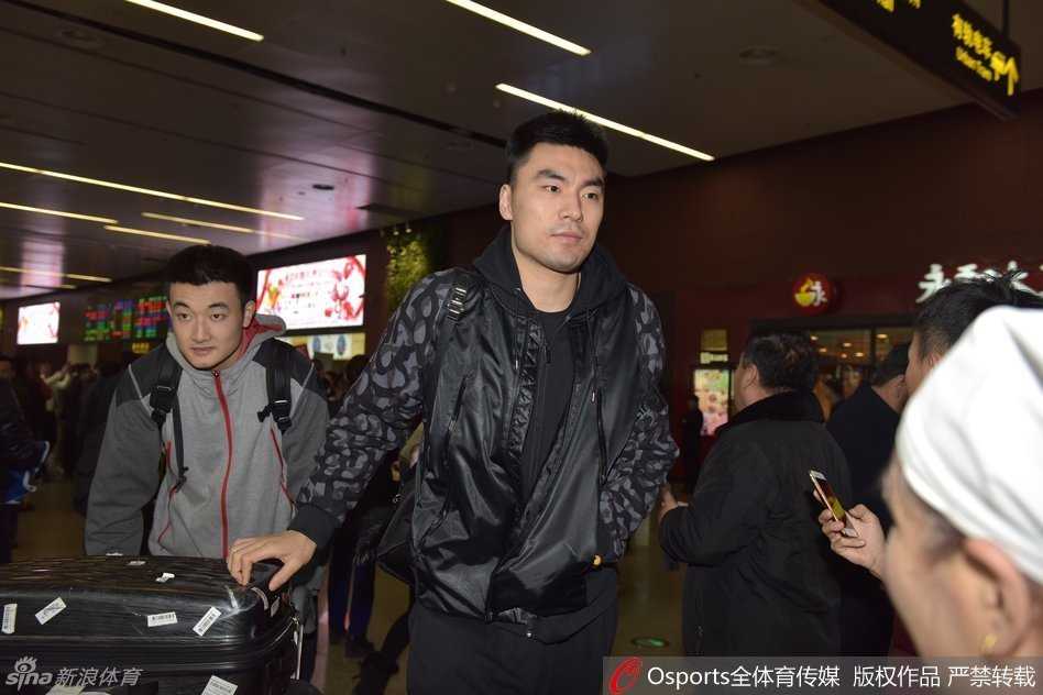 辽篮众将士凯旋归,球迷接机热情高 机场大厅内人山人海,热情的球迷们高举手机、横幅和标语,将辽篮将士们团团围住。五颜六色的应援物与每个人的笑脸交织在一起,绘成了那个春天最温暖的画卷。