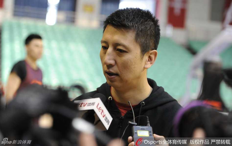 主教练郭士强在场边眉头微蹙，对着镜头严肃地分析场上局势，这位铁帅的目光中透露出对新赛季的深思熟虑。