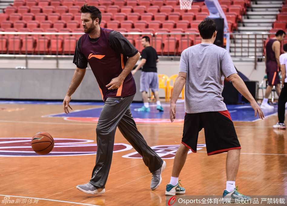 辽篮众将备战第五轮 郭少低烧待命大韩镇守内线 主帅郭士强双手插兜神情冷峻地督战,旁边赵继伟正运球观察局势,教练与后卫线的无声默契正是辽篮战术体系运转的核心