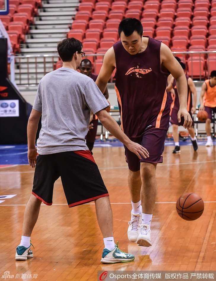 辽篮众将备战第五轮 郭少低烧待命大韩镇守内线 大外援兰多夫在篮下卡位拼抢篮板,肌肉线条分明,这位全能内线在训练中攻防两端都极具存在感,甚至秀起了细腻的运球技术