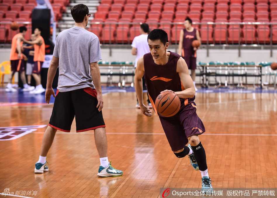 辽篮众将备战第五轮 郭少低烧待命大韩镇守内线 队长杨鸣在训练中神情严肃,举手示意战术跑位,作为球场大脑的他正耐心梳理着球队的攻防节奏