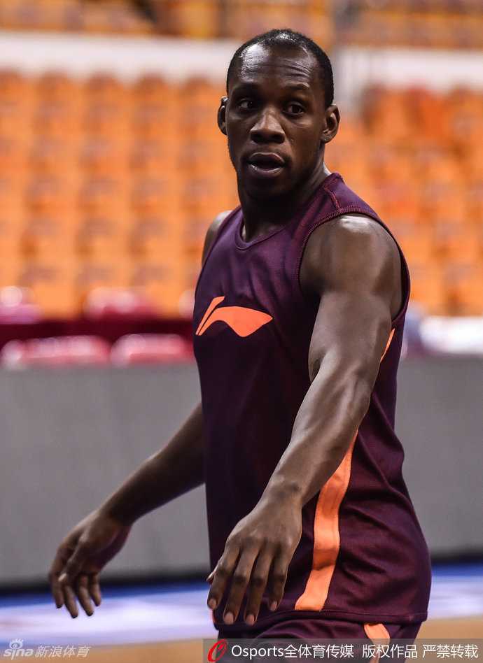 辽篮众将备战第五轮 郭少低烧待命大韩镇守内线 外援哈德森接球后干拔跳投,篮球在空中划出完美弧线,作为球队的头号得分手,他的无解三分一直是辽篮最锋利的武器