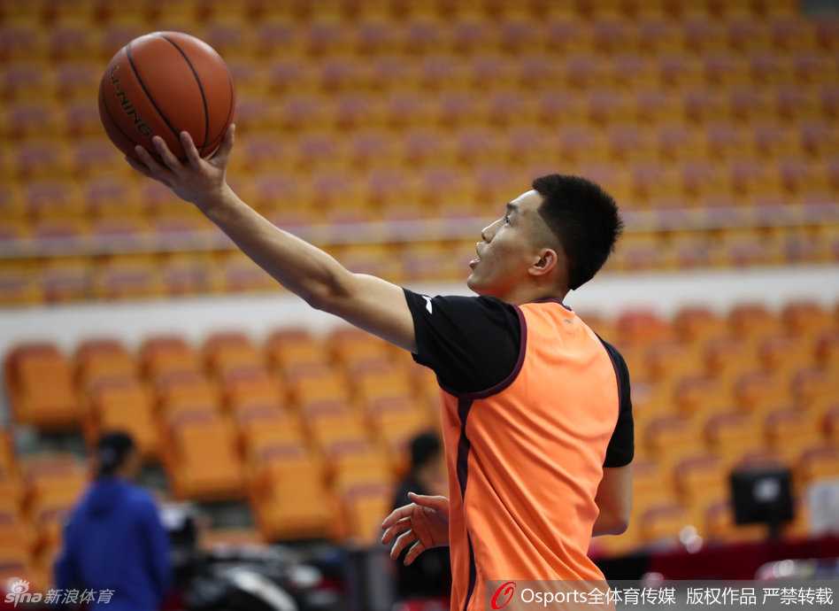辽篮众将备战第五轮 郭少低烧待命大韩镇守内线 身披荧光绿战袍的郭艾伦在训练中眼神专注,带球疾速推进,尽管身体抱恙但突破依旧犀利,誓要找回比赛节奏