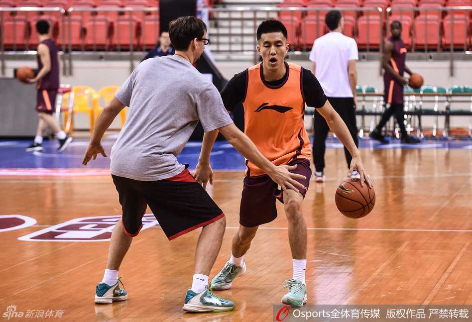 辽篮众将备战第五轮 郭少低烧待命大韩镇守内线 核心后卫郭艾伦运球俯身加速,汗水浸湿了训练服,尽管发着低烧但他在攻防转换中依然拿出了百分百的专注力