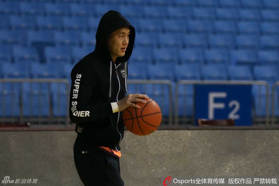 辽篮众将备战风云:郭艾伦领衔酷炫集训,韩德君杨鸣场内斗智 核心后卫郭艾伦在进行赛前热身,他眼神专注酷劲十足,运球动作行云流水,仿佛一切尽在掌握。