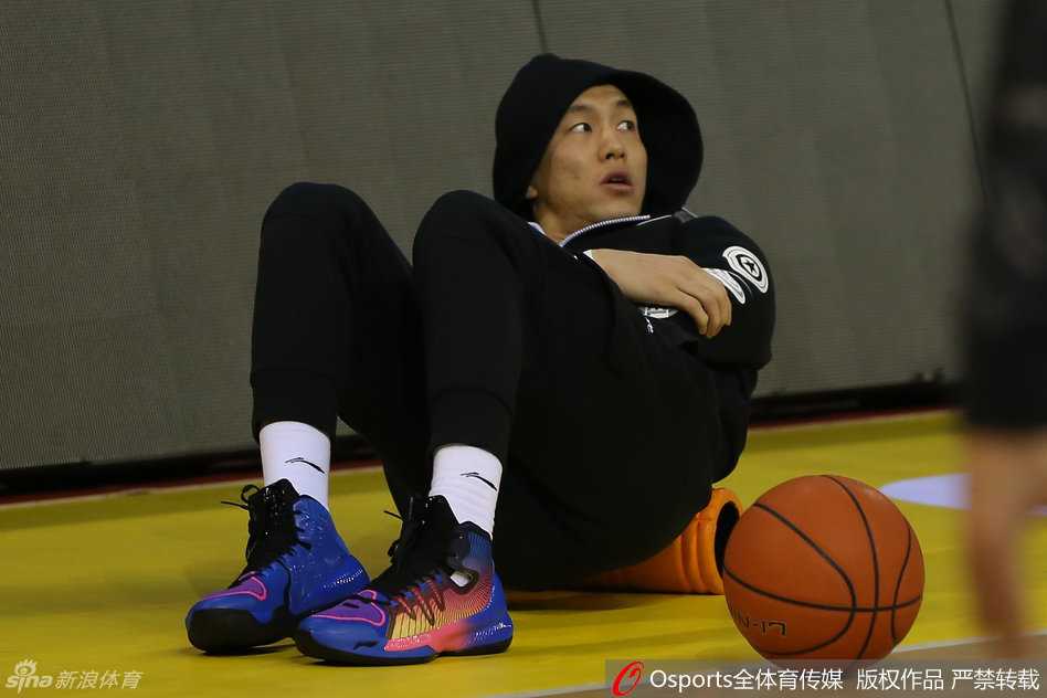 辽篮众将备战风云:郭艾伦领衔酷炫集训,韩德君杨鸣场内斗智 韩德君在训练中捕捉到投篮瞬间,柔和的指尖手感与庞大的身躯形成鲜明对比,展现细腻的篮下技术。