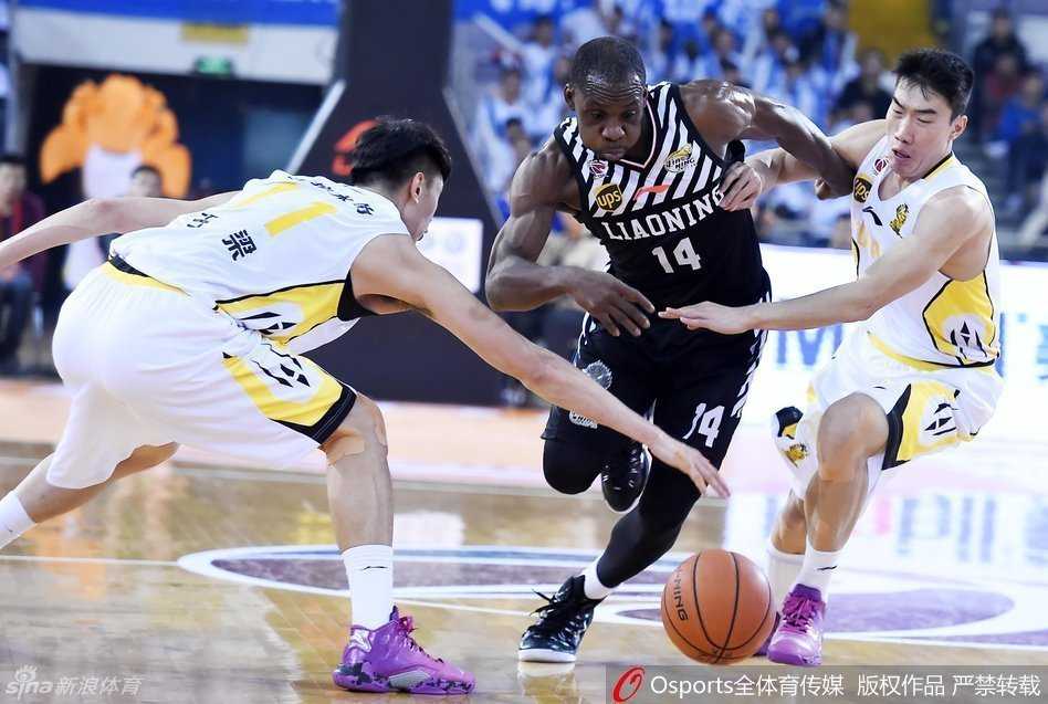辽篮众将客场拔北控,哈德森穿针引线韩德君铸就内线长城 哈德森面对北控防守球员,犹如利刃出鞘,强行突破防线,眼神中充满了对胜利的渴望。