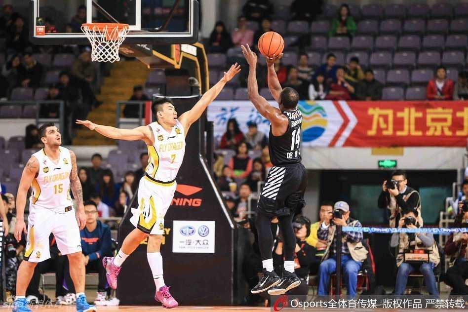 韩德君完成精彩暴扣后，兴奋之情溢于言表，这一刻他捍卫了辽篮的内线荣耀。