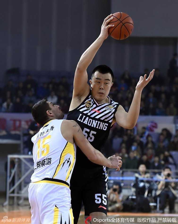 辽篮众将客场拔北控,哈德森穿针引线韩德君铸就内线长城 韩德君在三人合围中依然高举高打,凭借吨位优势强吃对手,展现了中国力量的内线统治力。