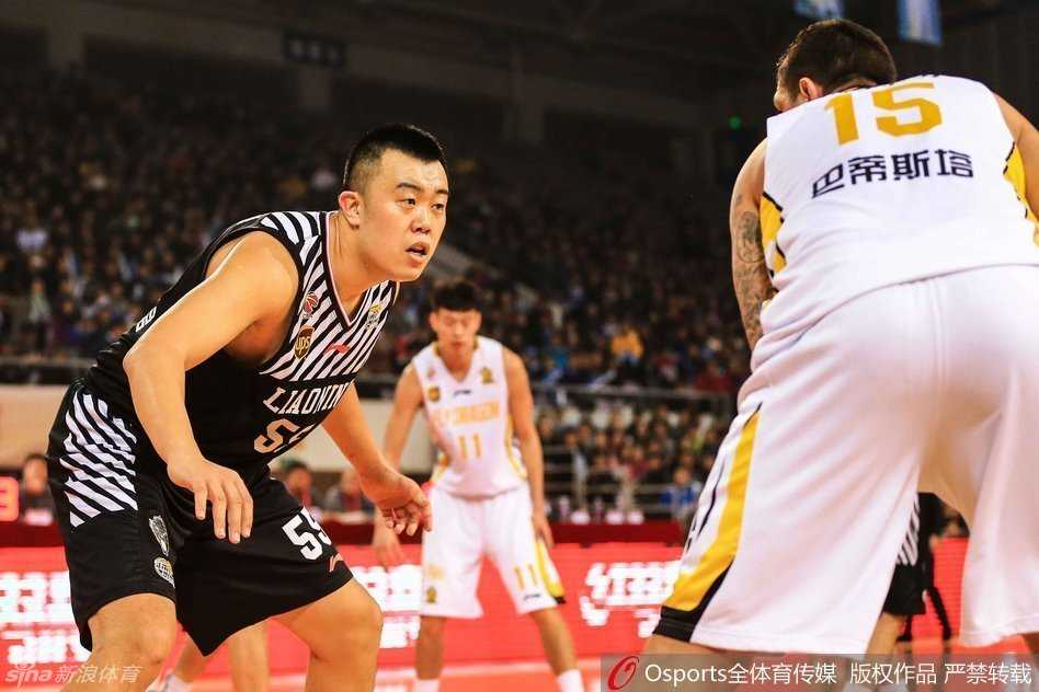 辽篮众将客场拔北控,哈德森穿针引线韩德君铸就内线长城 兰多夫在人群中旱地拔葱,摘下宝贵的前场篮板,落地瞬间便欲起跳完成致命一击。