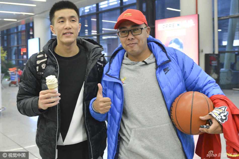 兰多夫亲密地搂着中国球迷的肩膀合影，他特意压低身体配合球迷的身高，笑容灿烂，毫无大牌球星的架子。