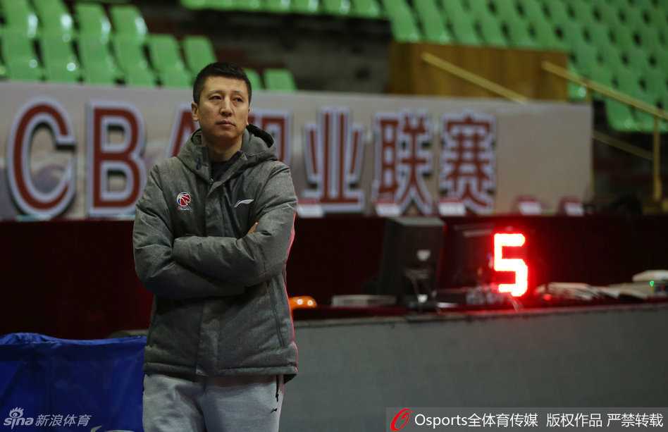 辽篮众将挥汗备战 郭士强挂帅剑指巅峰 外援哈德森认真地进行着投篮前的热身拉伸,肌肉线条分明,展现出极佳的身体状态和职业素养。