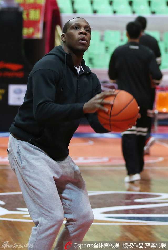 辽篮众将挥汗备战 郭士强挂帅剑指巅峰 射手贺天举在三分线外张手命中,投篮动作标准如教科书,他的火热手感是辽篮拉开空间的关键。