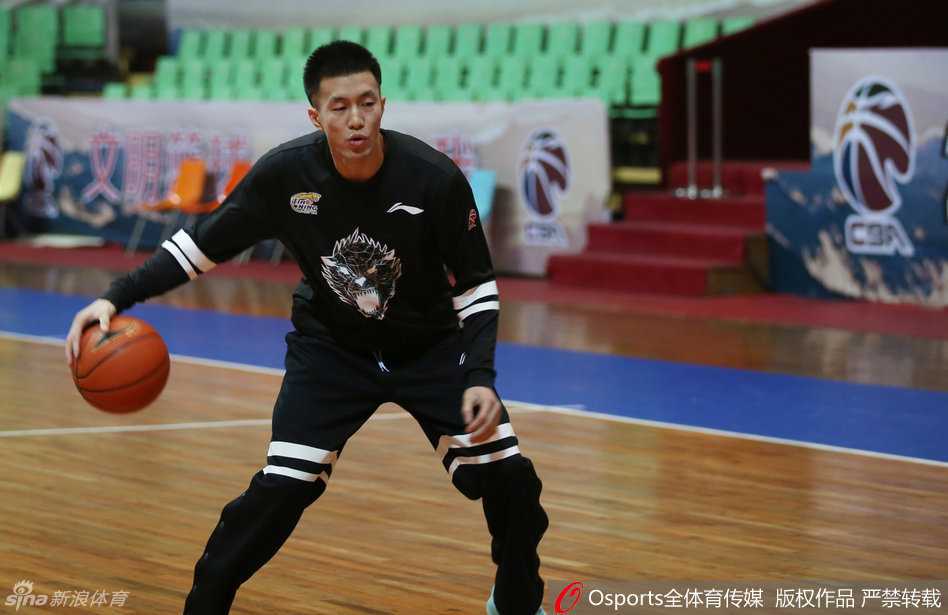 辽篮众将挥汗备战 郭士强挂帅剑指巅峰 主帅郭士强站在场边,神情专注地指挥着训练,他的手势坚定,仿佛在向弟子们传递着必胜的信念。