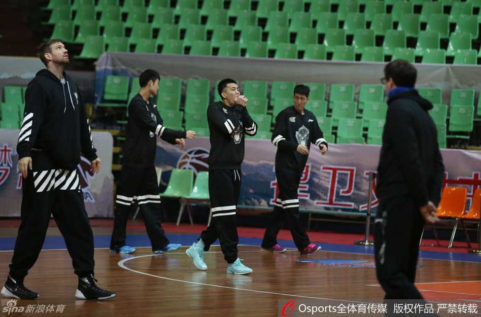 辽篮众将挥汗备战 郭士强挂帅剑指巅峰 核心控卫郭艾伦正在进行快速运球推进训练,篮球仿佛黏在他手上一般,眼神中透着专注与犀利。