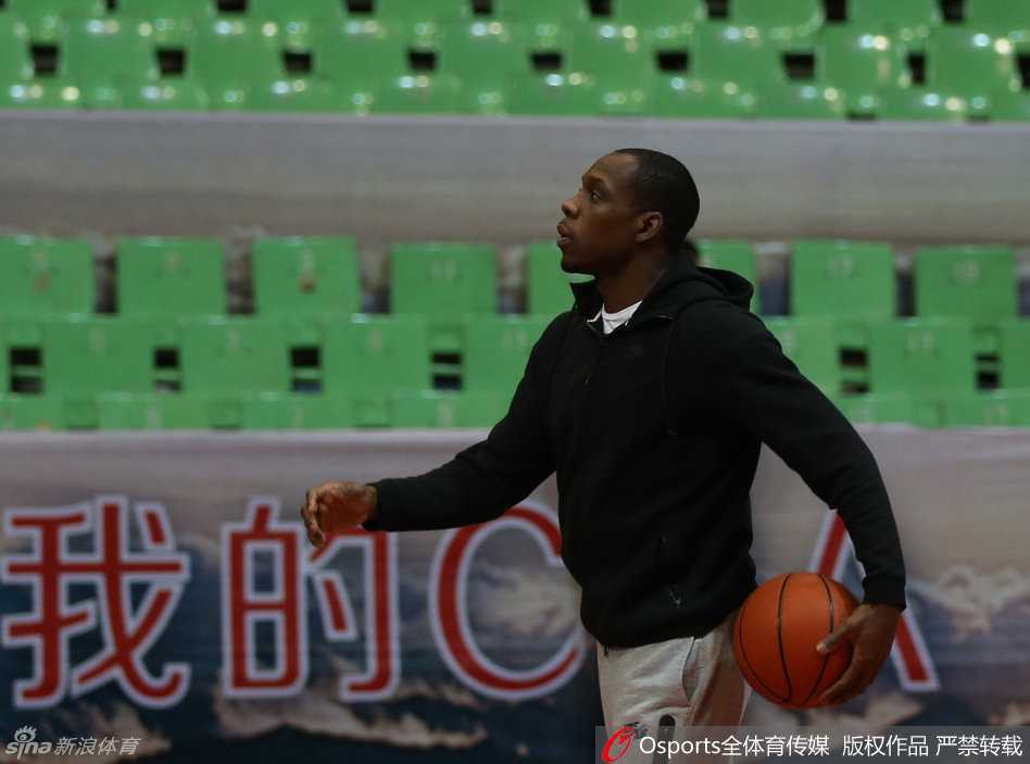 辽篮众将挥汗备战 郭士强挂帅剑指巅峰 内线核心韩德君正在进行力量热身,庞大的身躯在篮下极具压迫感,他是辽篮禁区最可靠的守护神。