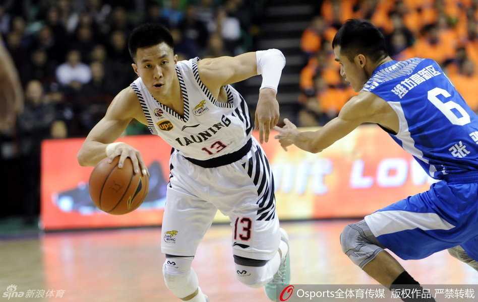 辽篮众将挥洒激情 共创团队篮球经典篇章 刘志轩在三分线外自信出手,球在空中划出完美弧线,这是他全场火热手感的最佳写照。