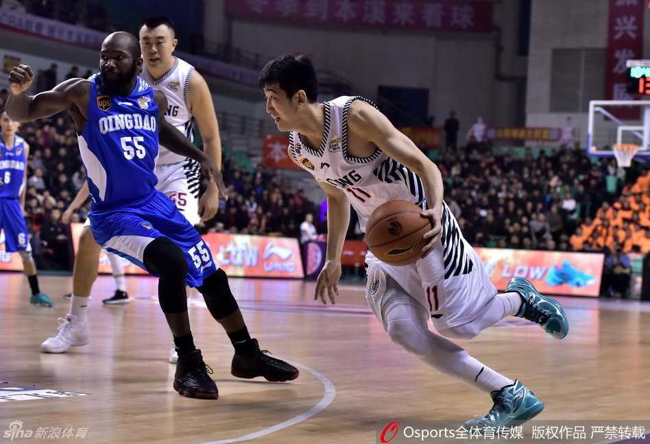 辽篮众将挥洒激情 共创团队篮球经典篇章 韩德君在禁区背身单打,他用强壮的身体卡住位置,随后柔和地篮下勾手,对手只能无奈仰望。