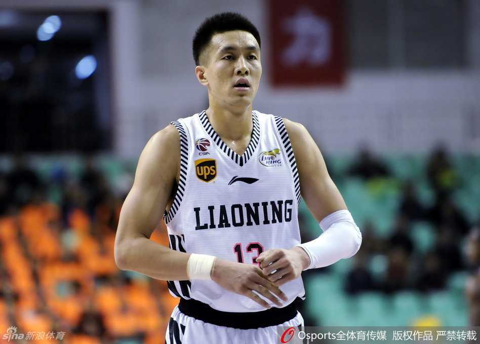 辽篮众将挥洒激情 共创团队篮球经典篇章 兰多夫在篮下强起,即使面对多人围堵,他依然奋力将球放入篮筐,展现了白魔兽的强硬本色。