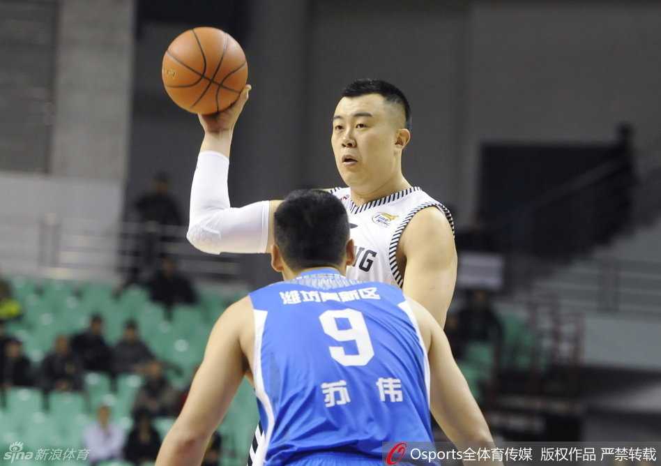 辽篮众将挥洒激情 共创团队篮球经典篇章 队长杨鸣在面对两人包夹时毫无惧色,他灵巧地运球穿裆过人,将赛场变成了一个人的舞台。