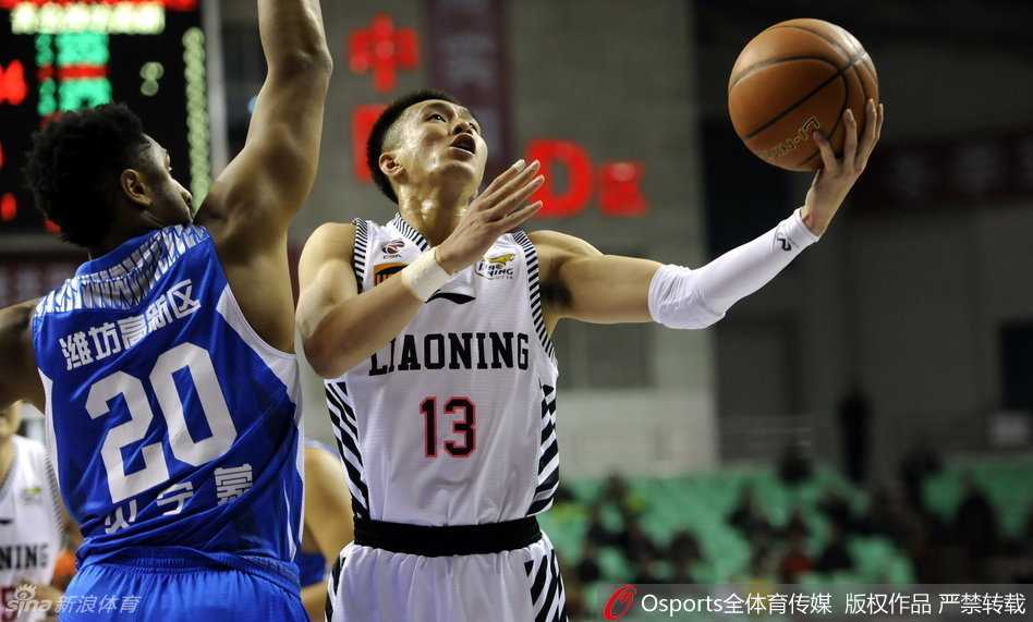 辽篮众将挥洒激情 共创团队篮球经典篇章 赵继伟面对两人夹击,眼神犀利地观察队友跑位,他正准备用一次手术刀般的传球撕开防守。