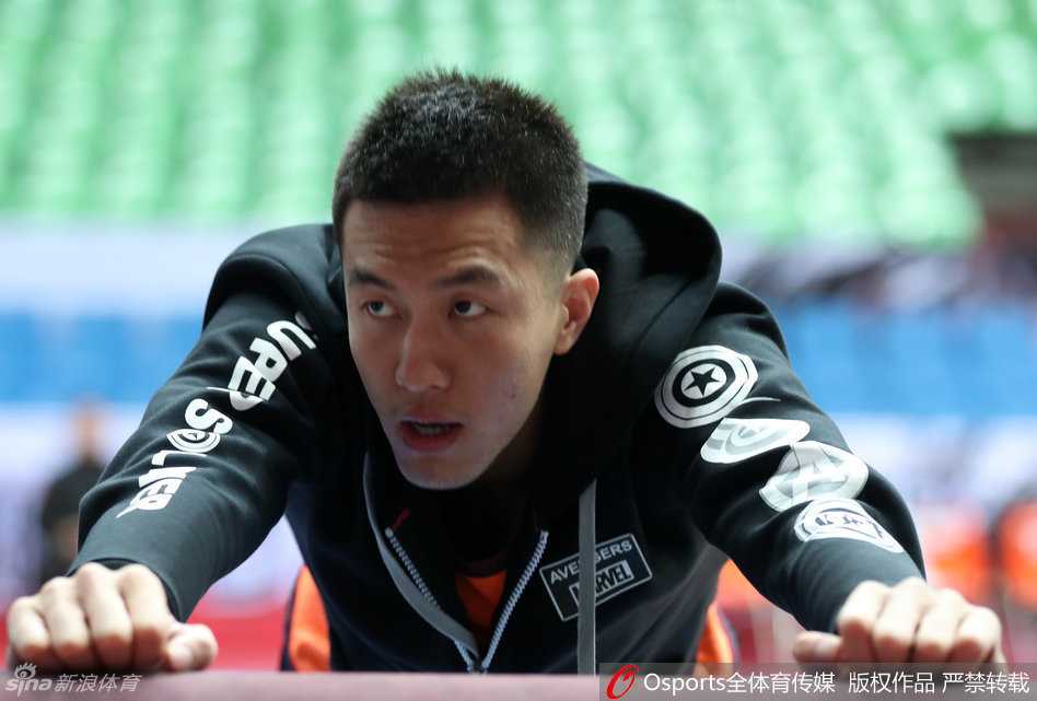 辽篮众将赛前放松,哈德森苦寻准星成唯一“烦恼” 场边的郭艾伦表情格外轻松,他一边进行着拉伸训练,一边露出标志性的自信微笑,仿佛对即将到来的比赛胸有成竹。