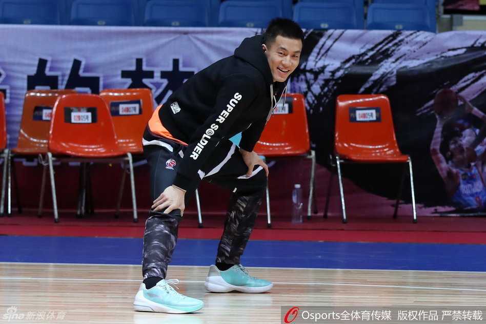 辽篮众将赛前放松,哈德森苦寻准星成唯一“烦恼” 主教练郭士强神情专注地注视着训练场,他双手抱胸陷入沉思,并与身边的助理教练低声探讨着战术细节,神情严肃而投入。