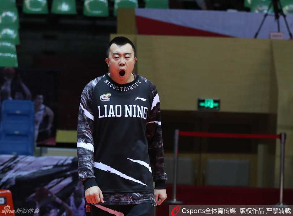 辽篮众将赛前放松,哈德森苦寻准星成唯一“烦恼” 队内训练间隙,身高臂长的韩德君也露出了凡人的一面,他忍不住打了个哈欠,憨态可掬的样子引得队友忍俊不禁,也让更衣室的气氛更加融洽。